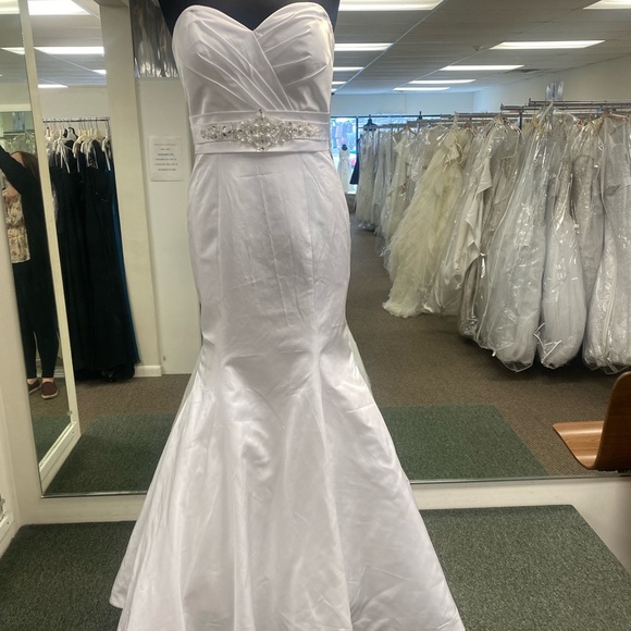 Ella Rose Bridal Gown- style BE179 - Picture 1 of 2